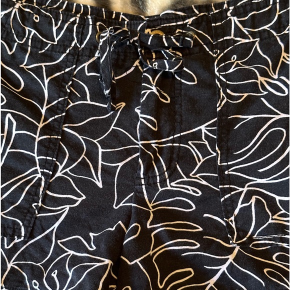 571. Women’s Gap Monstera jungle Black & White tie string Shorts Sz 6 - Picture 2 of 6